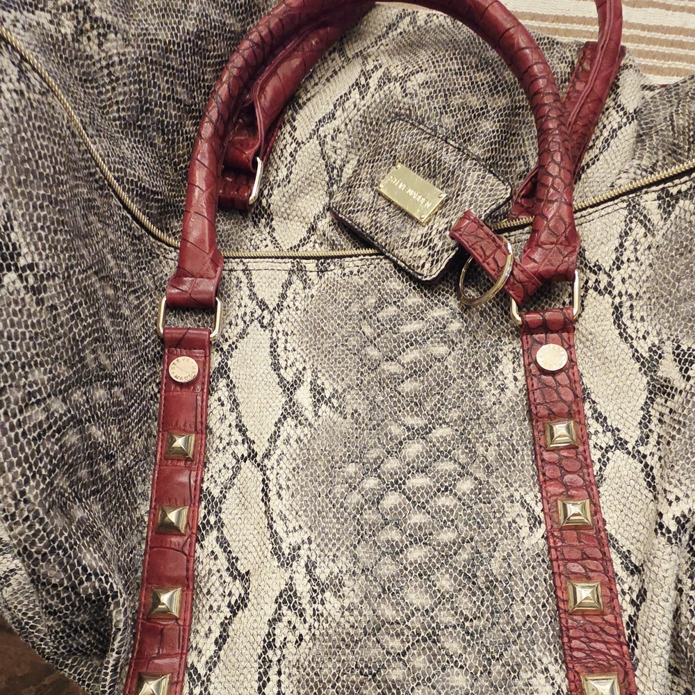 Steve Madden XLarge Stylish Snakeskin Patterned Travel bag with Red Accents - Picture 2 of 10